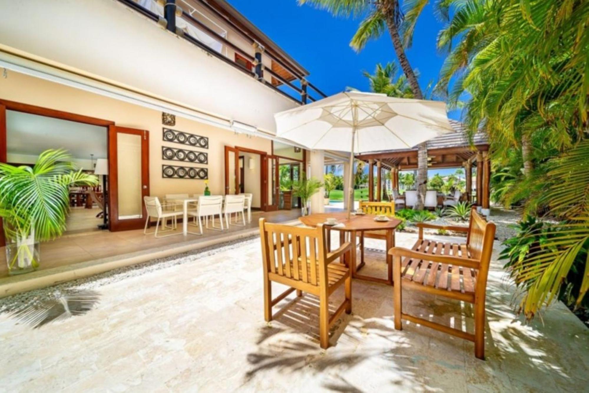 Imagine Being In The Middle Of Paradise With The Soft Sea Breeze Apartment *