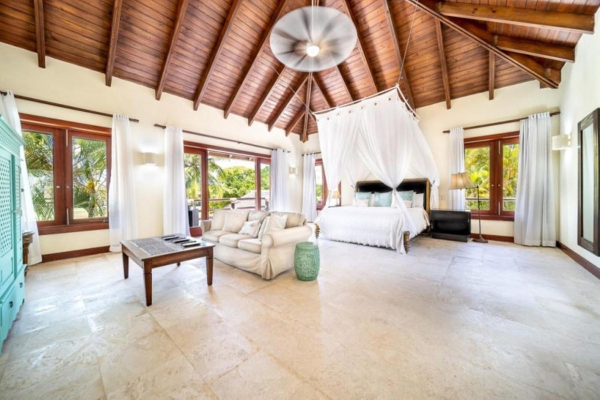 Imagine Being In The Middle Of Paradise With The Soft Sea Breeze Apartment *