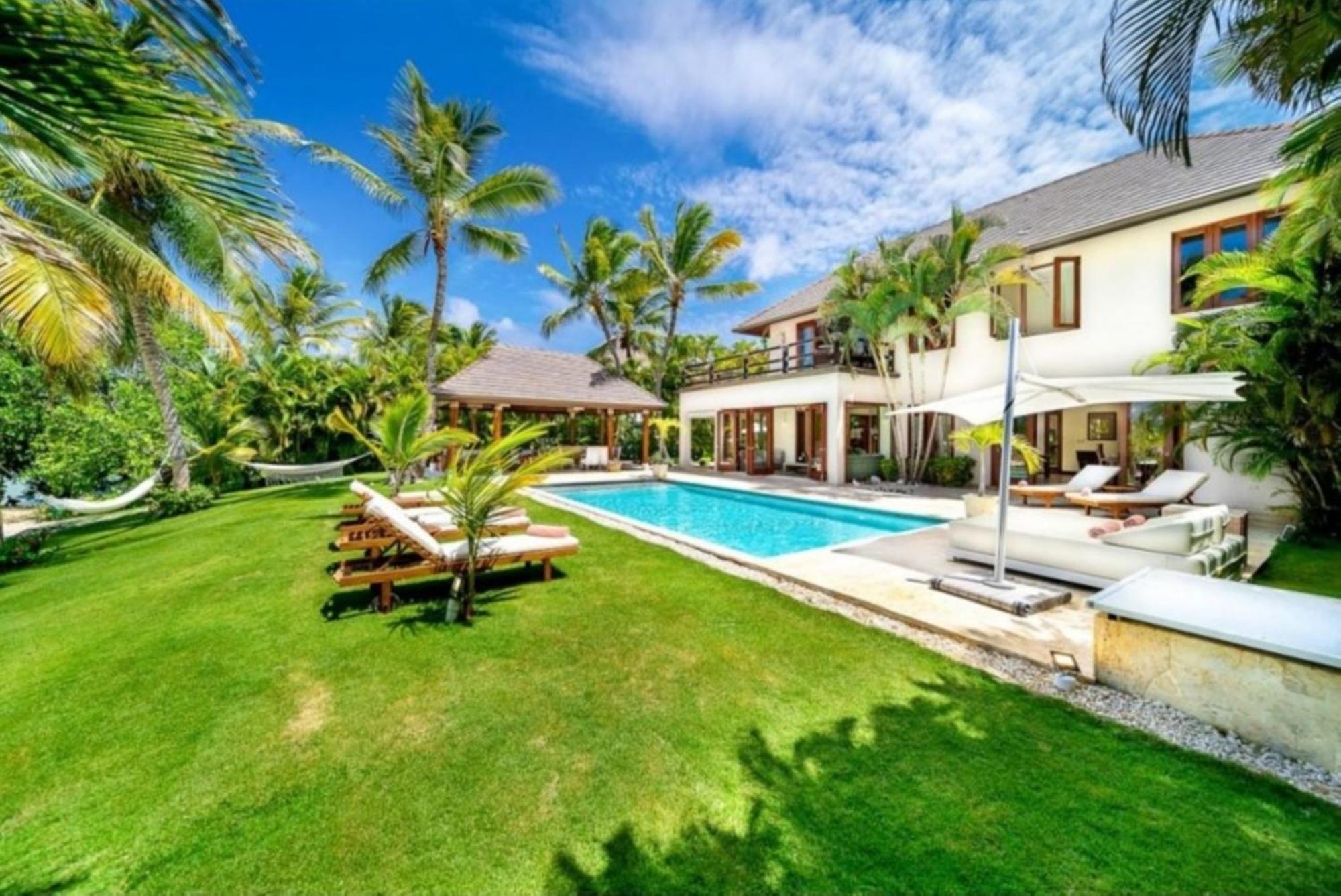 Imagine Being In The Middle Of Paradise With The Soft Sea Breeze Apartment *
